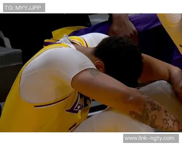 戴维斯左手受伤正在咨询多方专家以确定最佳治疗方案